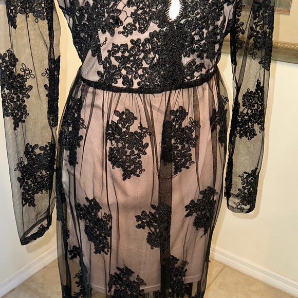 Soie’blu Black Lace Overlay Dress w/ Sheer Sleeves Size Large - Picture 8 of 16